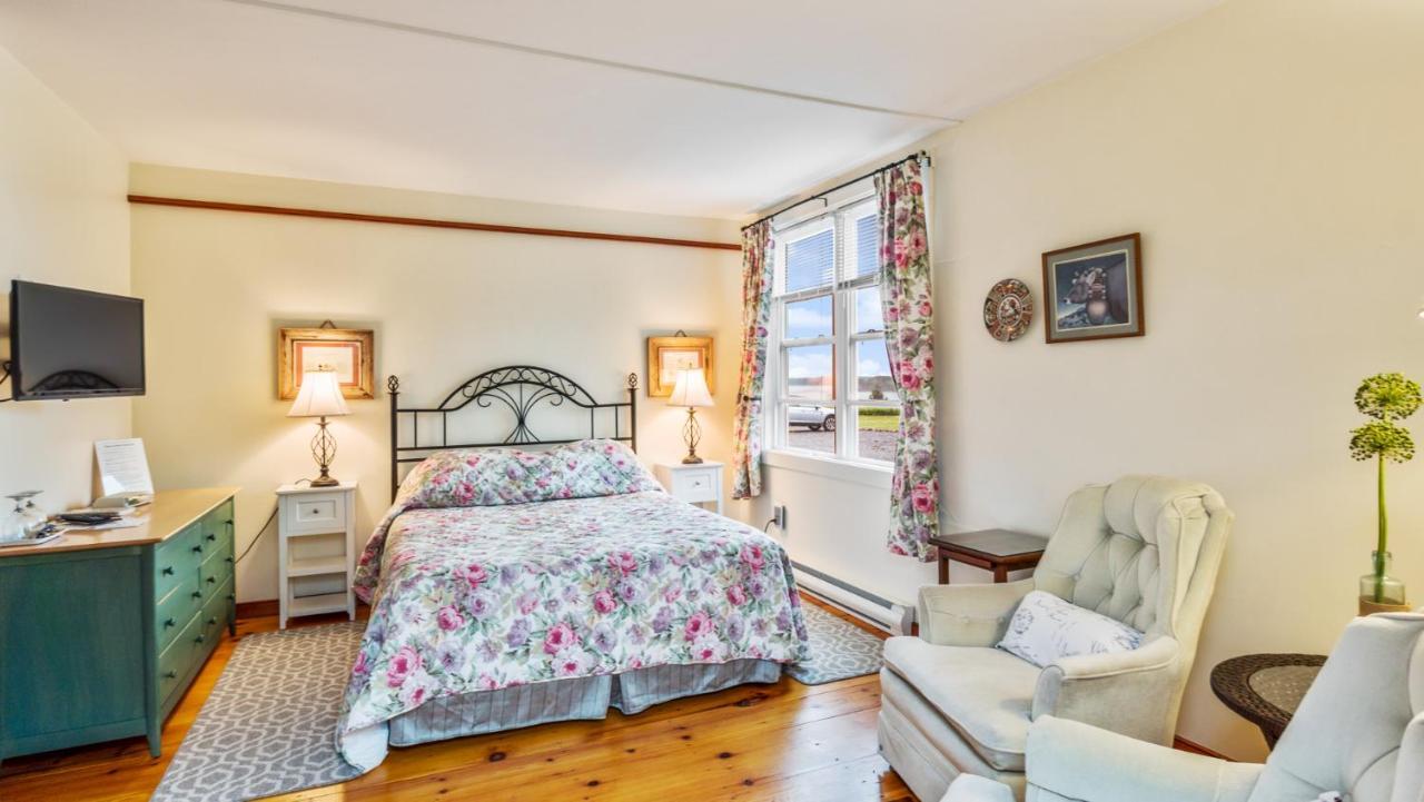 Bayview Pines Country Inn B&B มาโฺฮนเบย์ ภายนอก รูปภาพ