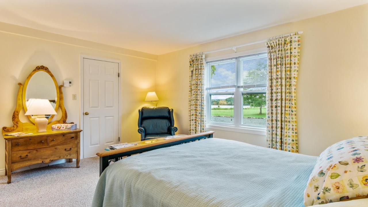 Bayview Pines Country Inn B&B มาโฺฮนเบย์ ภายนอก รูปภาพ