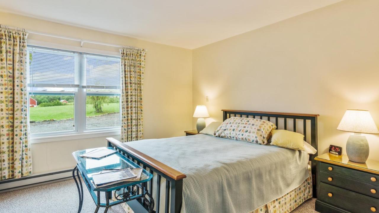 Bayview Pines Country Inn B&B มาโฺฮนเบย์ ภายนอก รูปภาพ